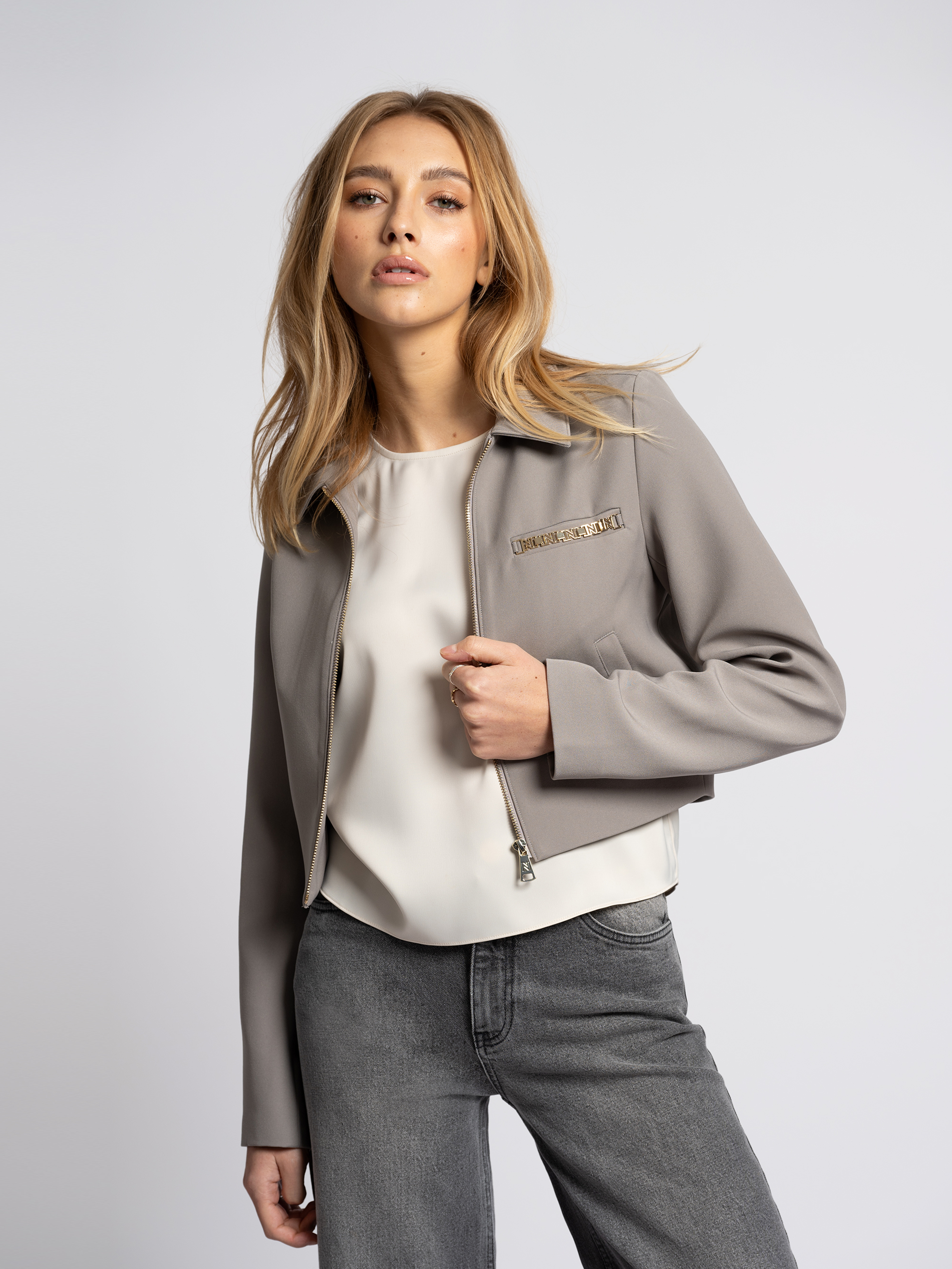 Kort jack met ketting detail