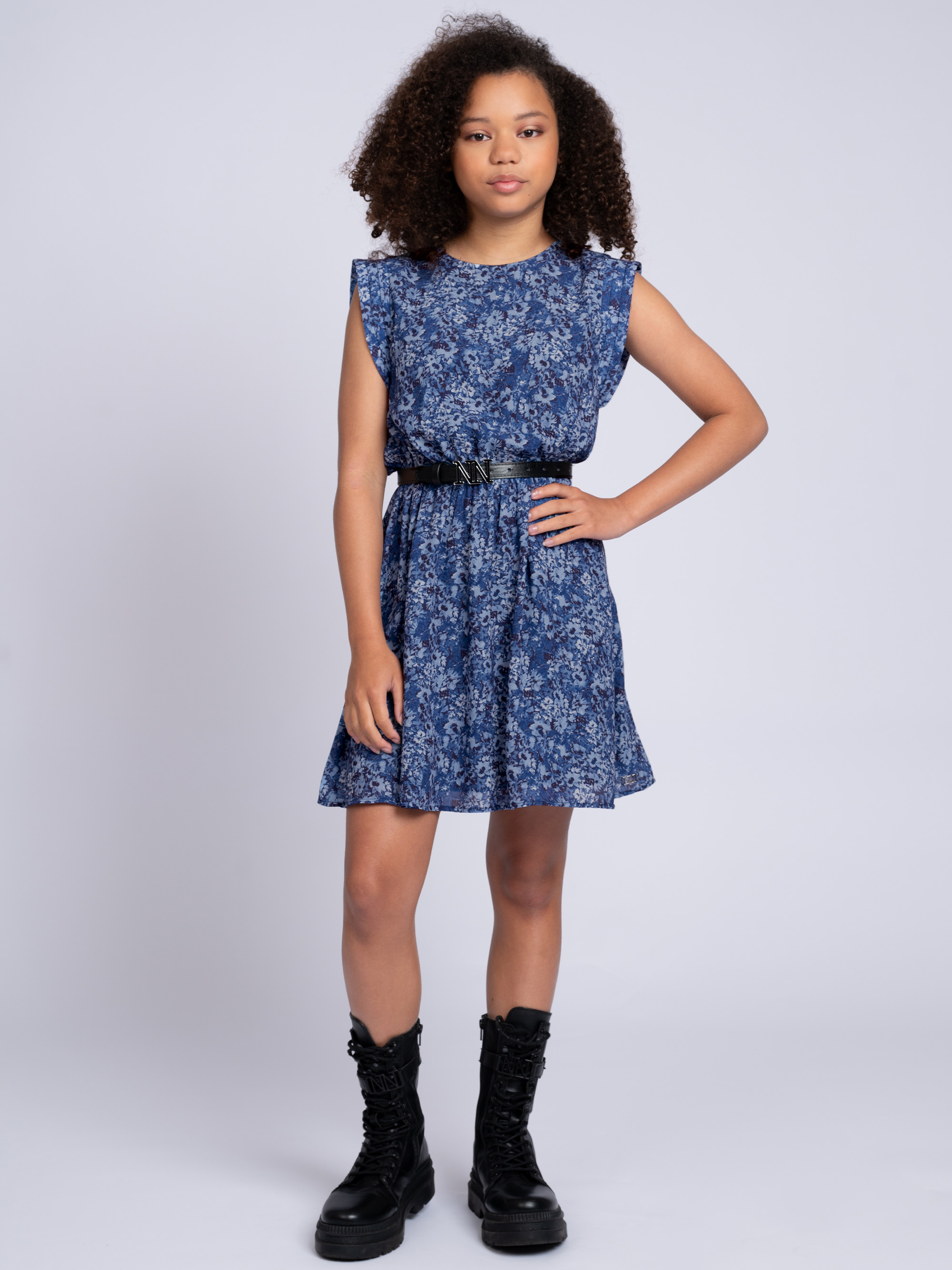 Short dress with floral print and cap sleeves