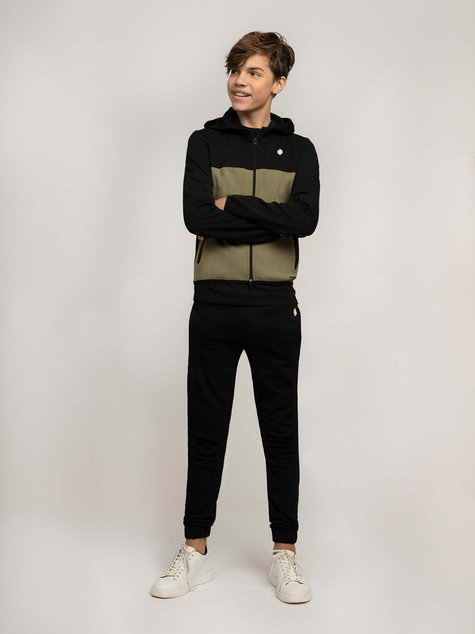 Fitted jacket with zipper pockets 