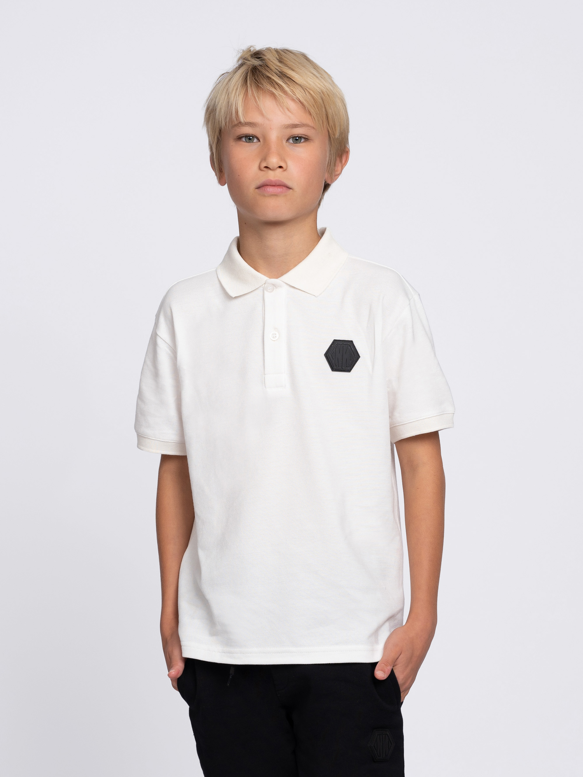 Loose-fitting polo with logo patch