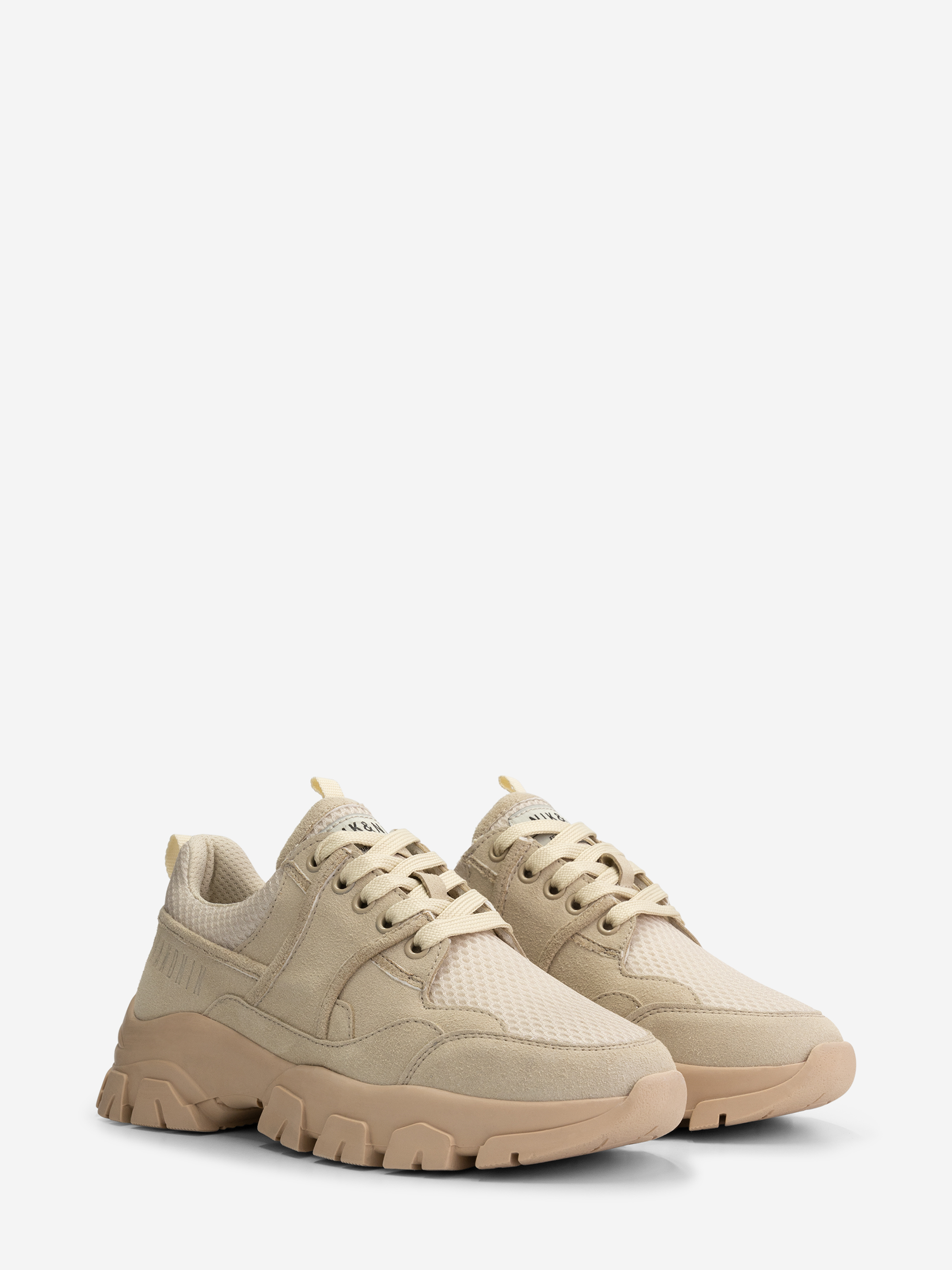  Sneakers with bold sole