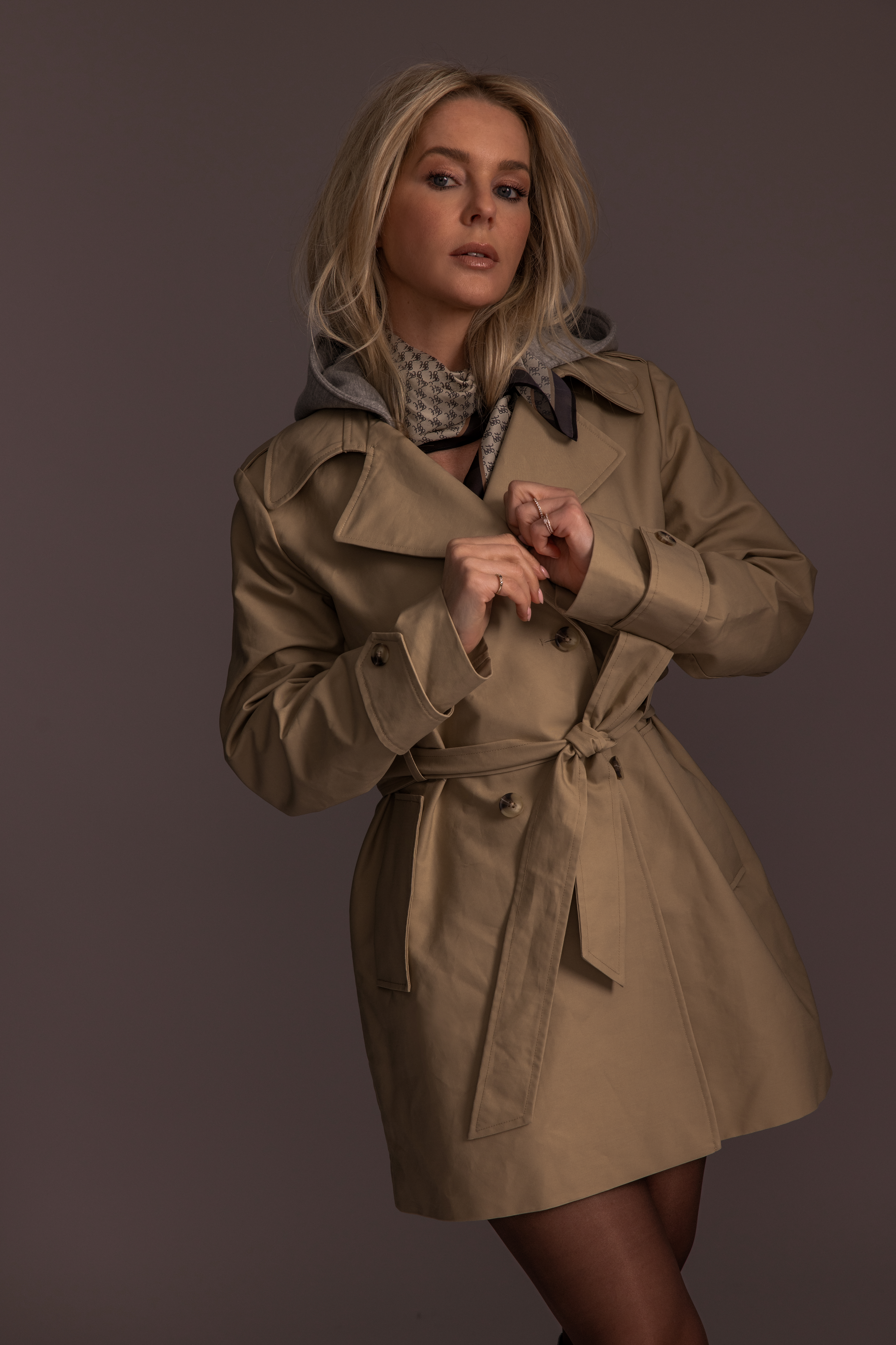Trenchcoat met capuchon van sweaterstof en ceintuur