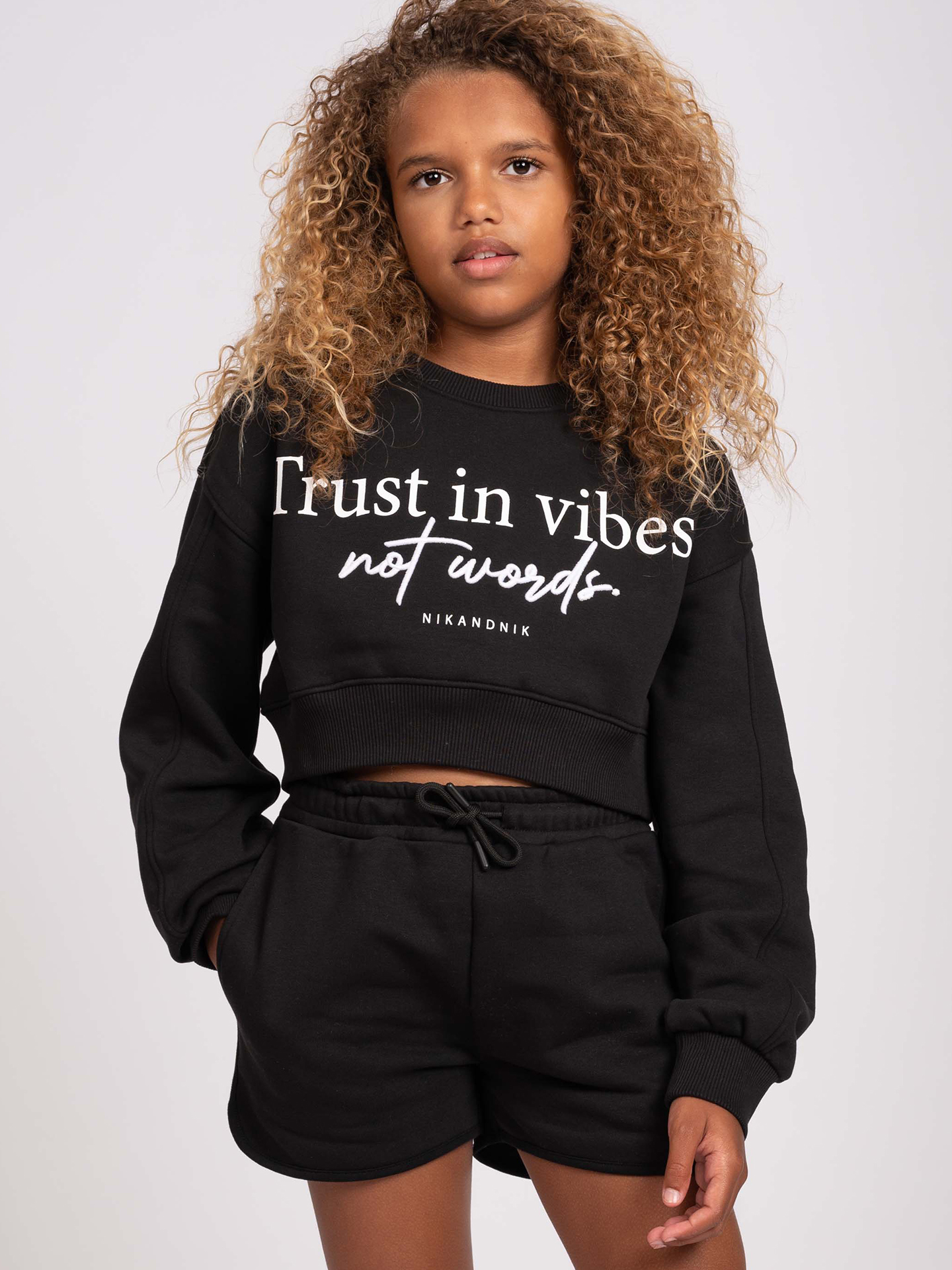 Cropped sweater with texts