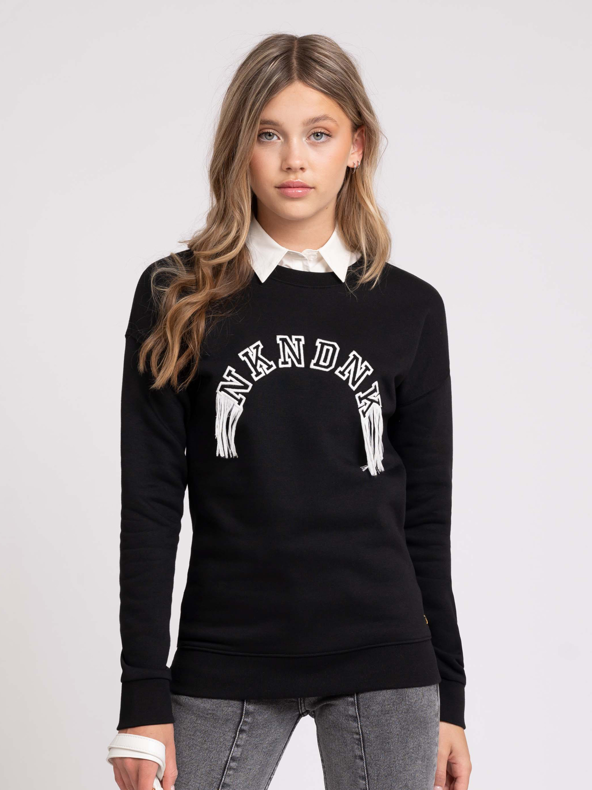 Sweater with round logo 