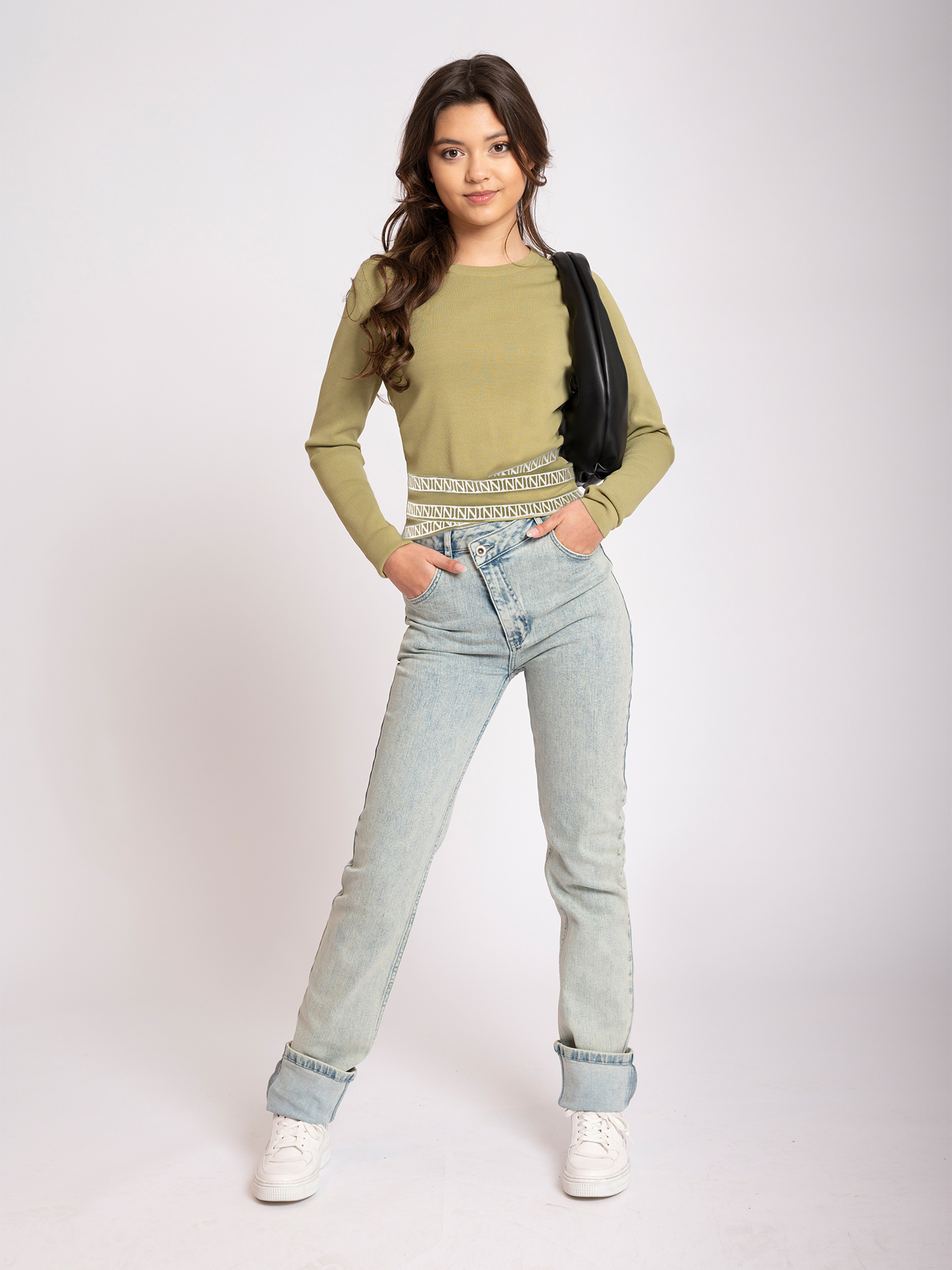 Straight jeans with asymmetric zipper