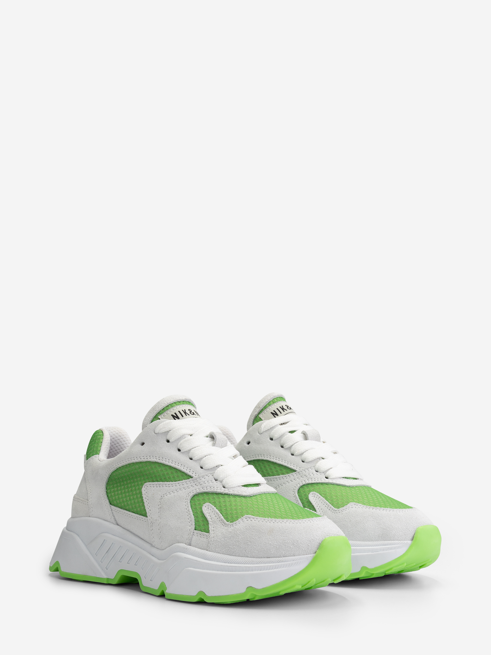 Low sneakers with colored sole 