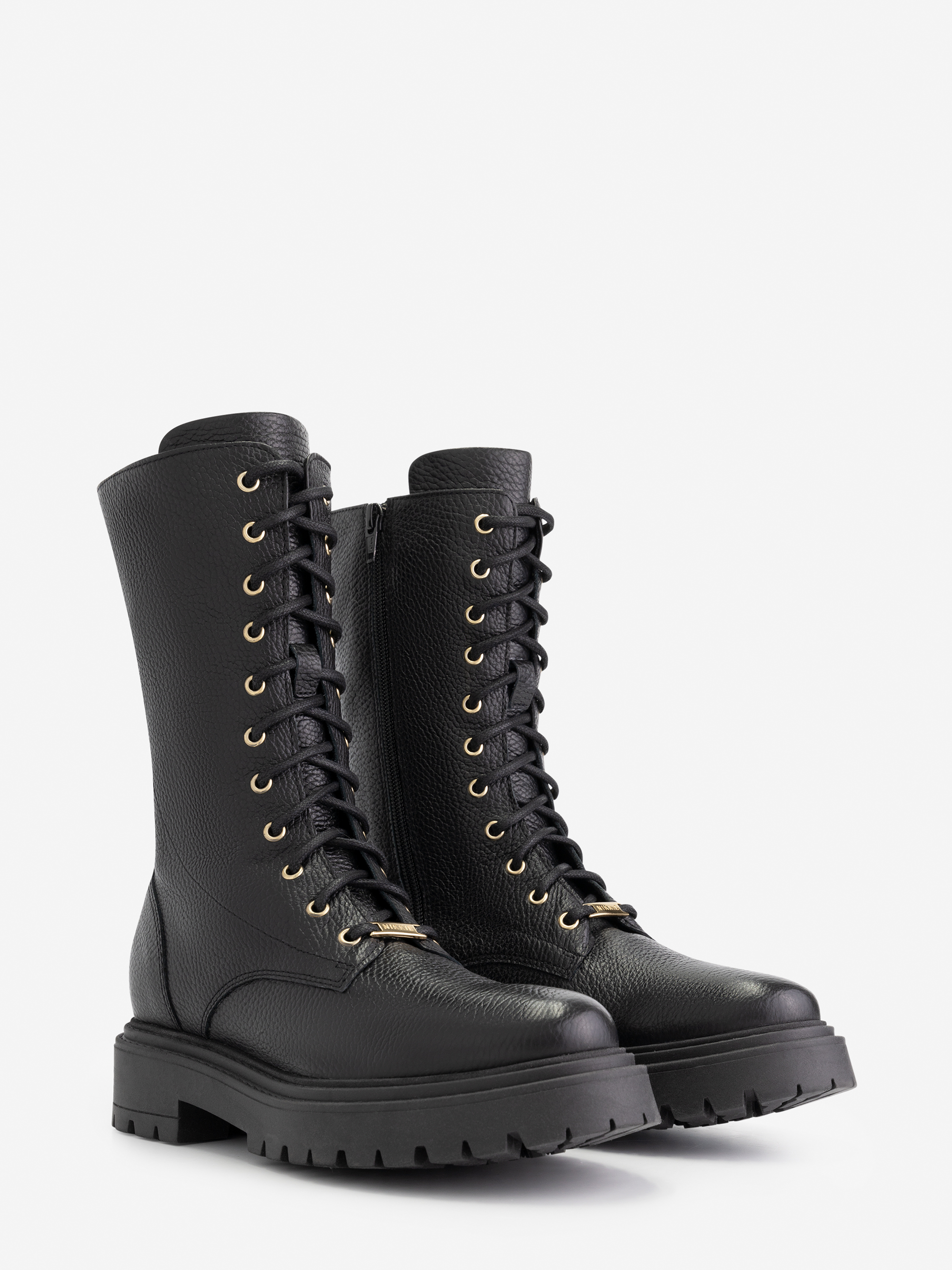  Leather boots with laces